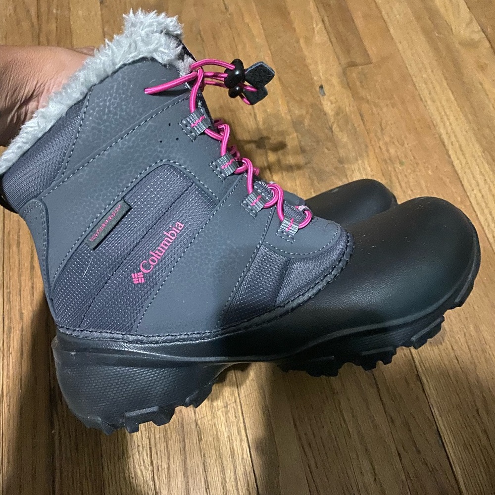 Worn once Columbia big kids size 6 faux fur slip on bungee tie waterproof boot